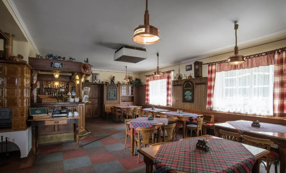 Restaurace, pohled na bar